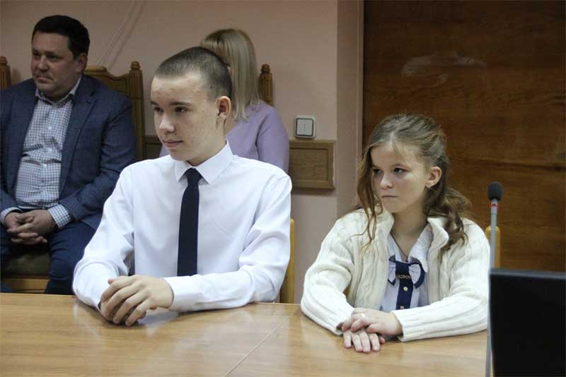 Десять юных новотройчан получили первые паспорта в День Конституции России