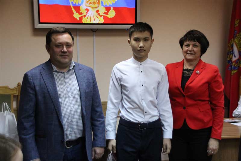 Десять юных новотройчан получили первые паспорта в День Конституции России