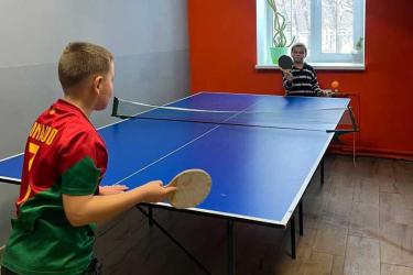 В Доме культуры пригородного поселка Новотроицка появились столы для игры в теннис