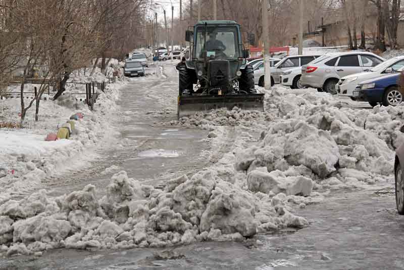 Город экстренно очищают от снега (фото)