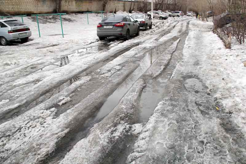 Город экстренно очищают от снега (фото)