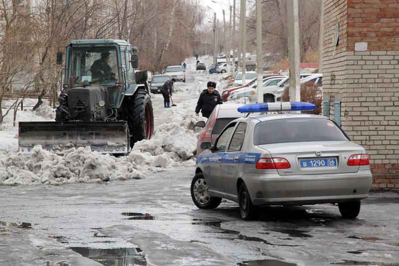 Город экстренно очищают от снега (фото)