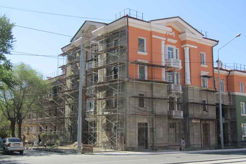 Ремонт фасадов жилых домов в исторической части города продолжается