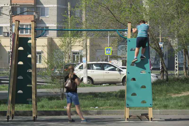 Реконструкция детской площадки на улице Марии Корецкой близка к завершению