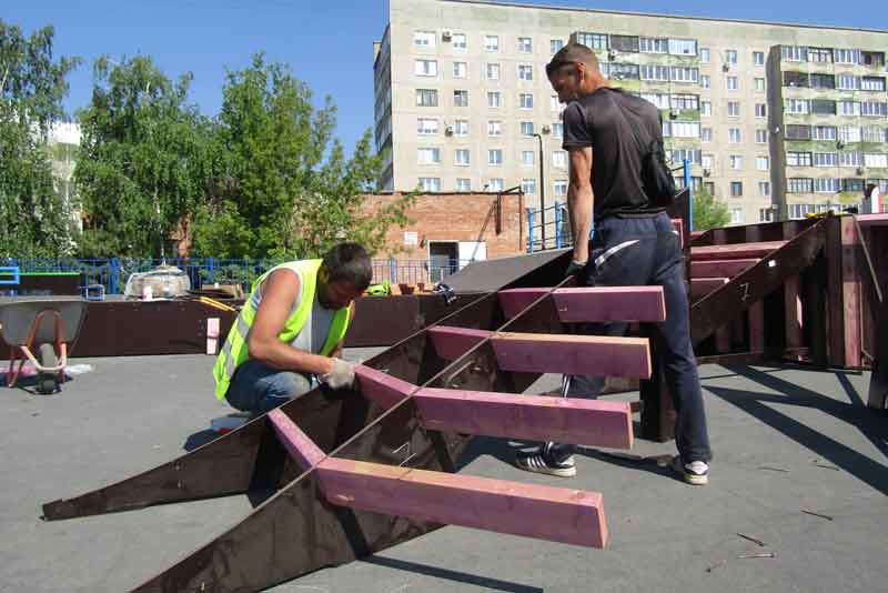 Реконструкция детской площадки на улице Марии Корецкой близка к завершению