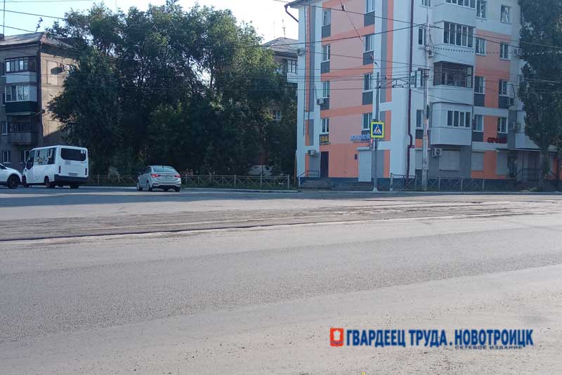 В Новотроицке провели долгожданный ремонт переезда