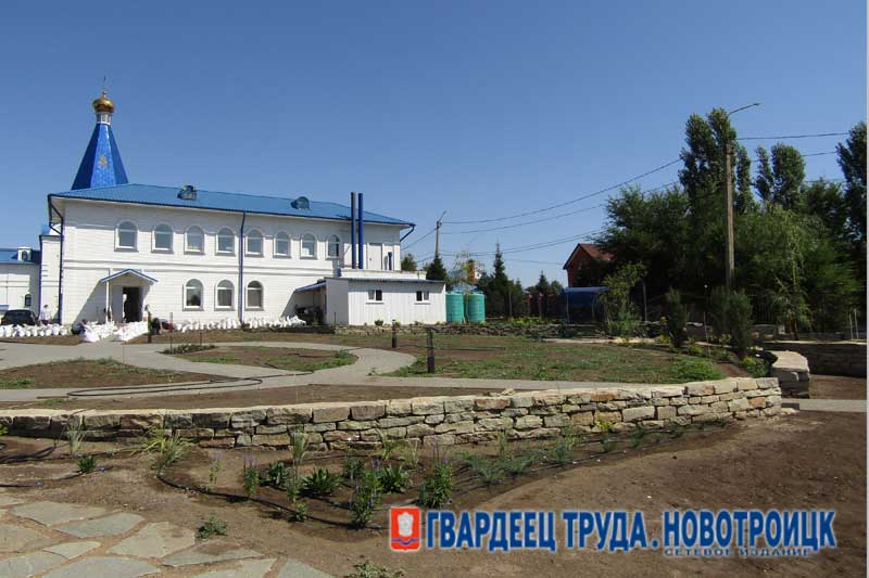 В Новотроицком православном храме появится сквер для семейного отдыха