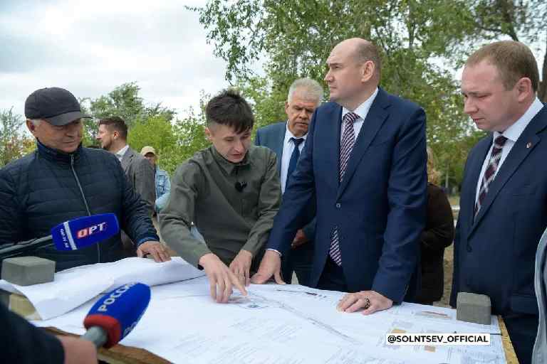 Губернатор в рамках рабочей поездки посетил несколько строительных площадок в Новотроицке