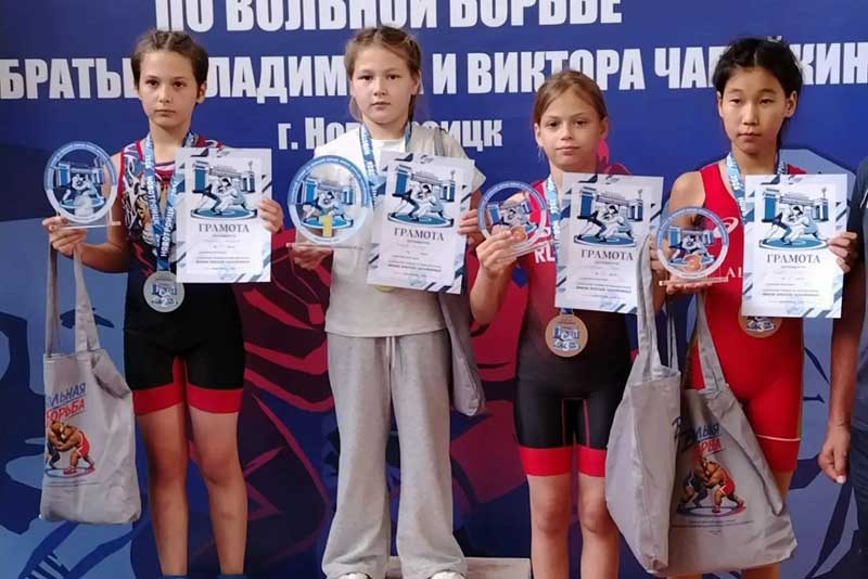 В Новотроицке городской турнир по вольной борьбе посвятили памяти легендарных спортсменов – братьев Чапайкиных