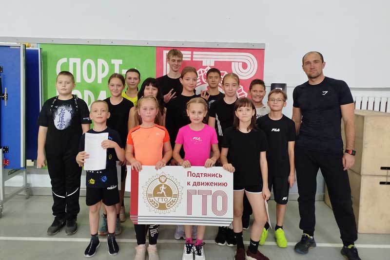 Новотроицкий тренер, обладатель трех золотых знаков отличия комплекса ГТО подает пример своим воспитанникам