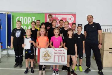 Новотроицкий тренер, обладатель трех золотых знаков отличия комплекса ГТО подает пример своим воспитанникам