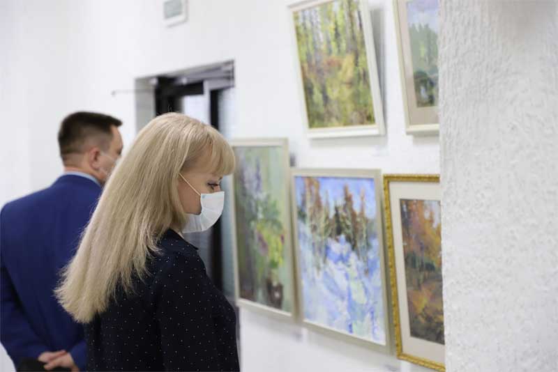 «Уральская Сталь» организовала выставку работ новотроицкого художника Виктора Шапочкина
