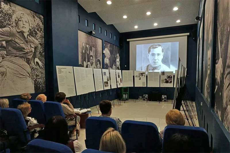 Школы Донецка получили комплекты книг, доставленных из Оренбурга