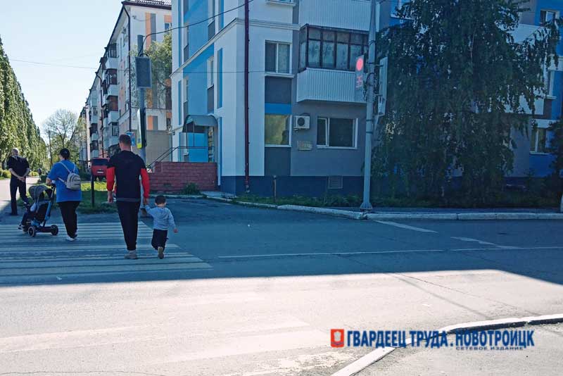 В Новотроицке установленные два года назад светофоры уже требуют ремонта