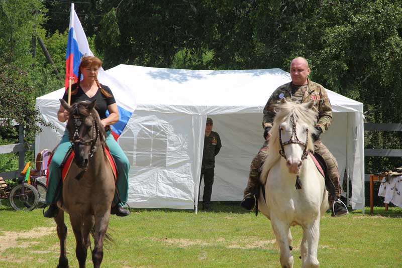 В пригородном поселке Новотроицка отметили День России
