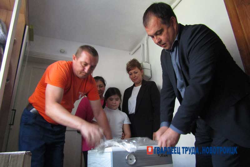 В Новотроицке многодетной семье накануне зимы помогли приобрести новый газовый котел
