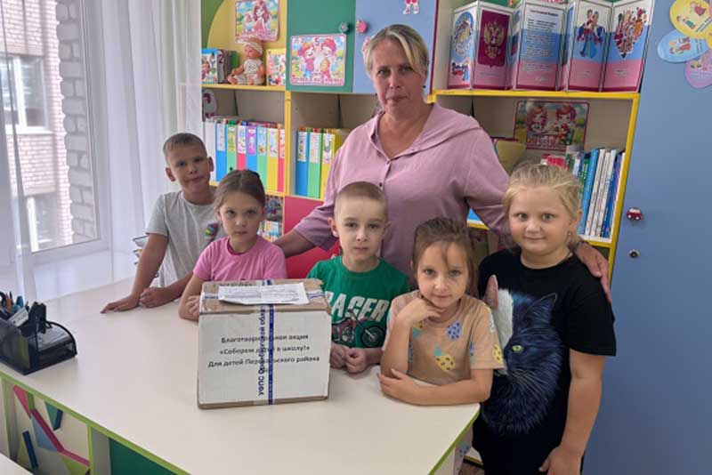 Посылку со школьными принадлежностями от новотроицких дошколят получили в Перевальске