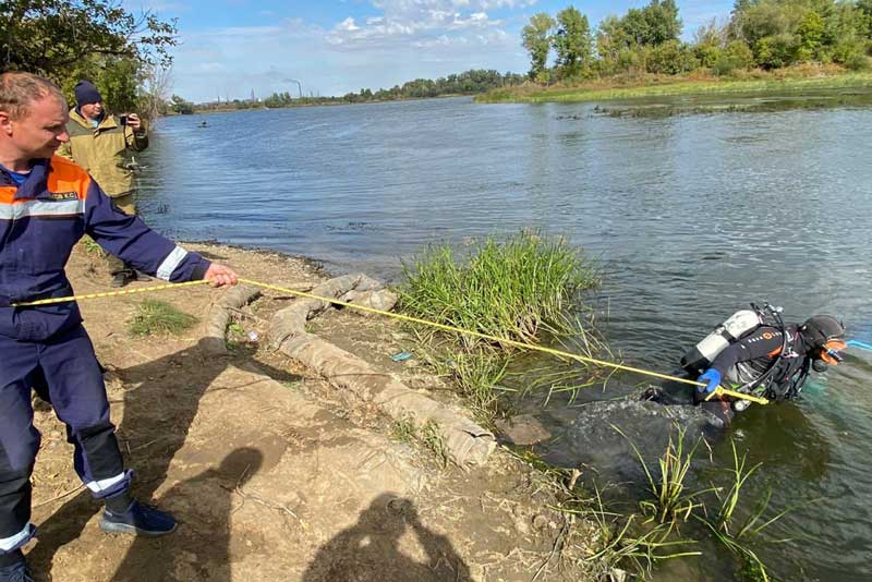 Из Урала в районе Новотроицка водолазы подняли легковой автомобиль