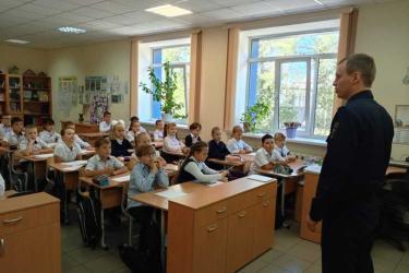 В Новотроицке учащиеся начальных классов  вместе с инспектором Госавтоинспекции  изучили  особенности маршрута “Дом-школа-дом”