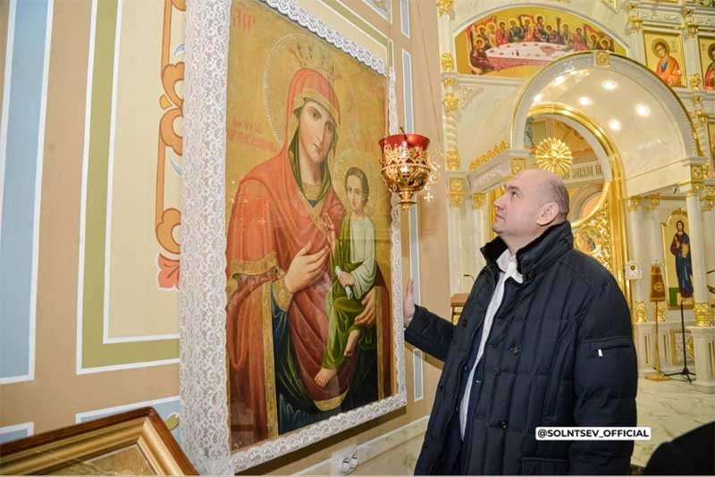 Накануне Евгений Солнцев посетил Свято-Троицкий кафедральный собор в Бузулуке