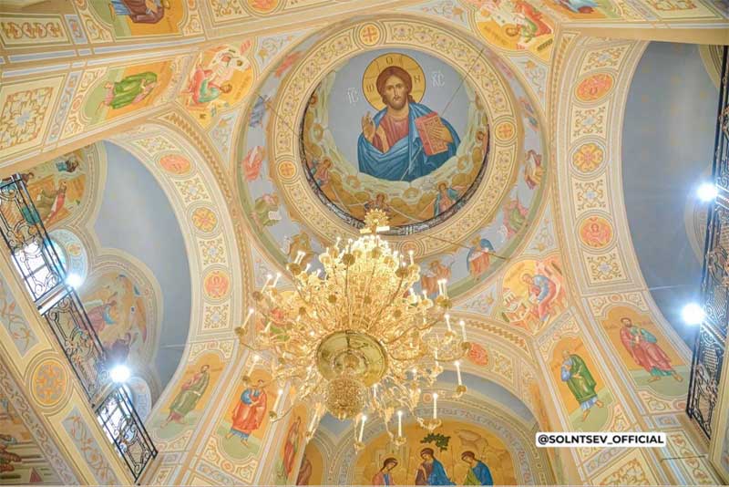 Накануне Евгений Солнцев посетил Свято-Троицкий кафедральный собор в Бузулуке