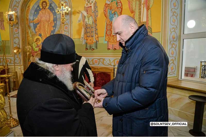 Накануне Евгений Солнцев посетил Свято-Троицкий кафедральный собор в Бузулуке