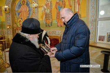 Накануне Евгений Солнцев посетил Свято-Троицкий кафедральный собор в Бузулуке