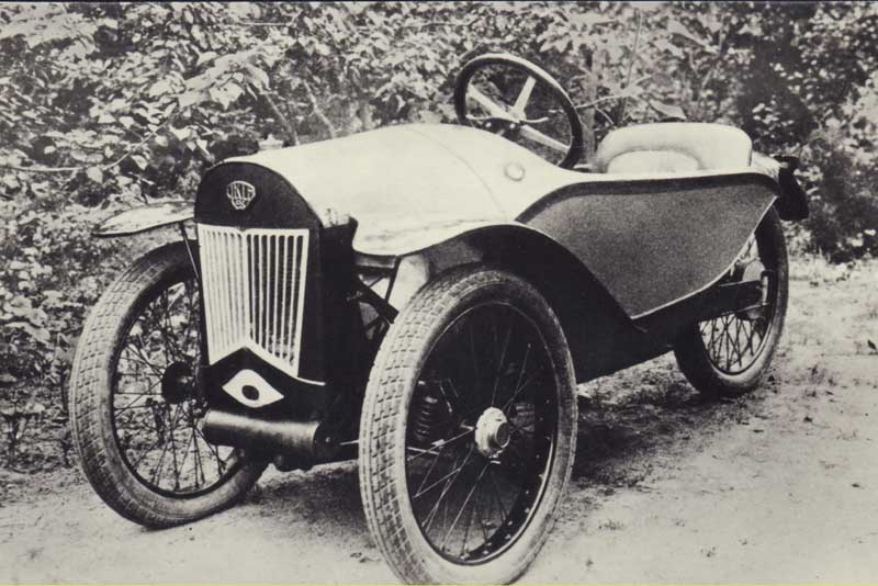 Новотроицкие музейщики представили выставку уникальных коллекционных открыток и марок, посвященных истории отечественного автомобилестроения (6+)