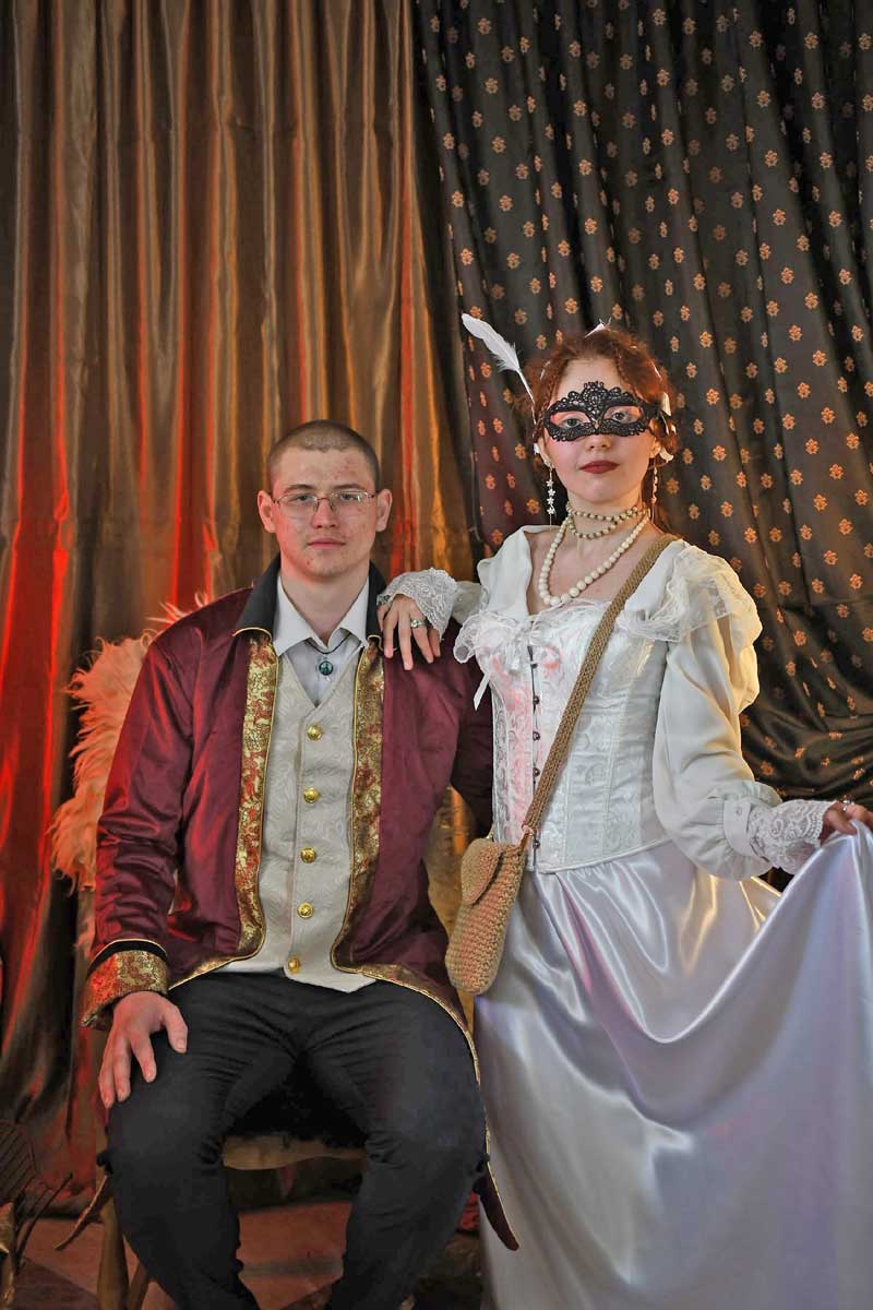 Новотроицкие реконструкторы исторических событий попали на «Средневековый бал»