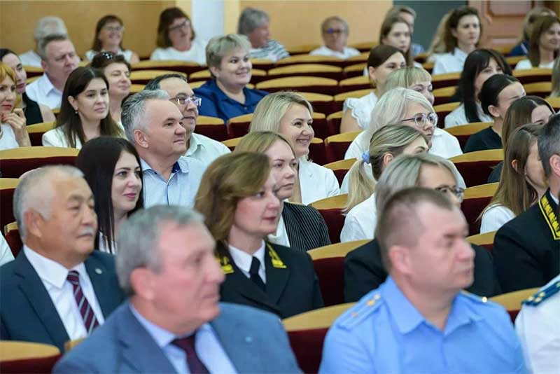 Евгений Солнцев поздравил Владимира Ушакова с назначением на должность председателя Оренбургского областного суда