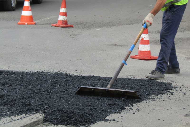 Весеннее благоустройство города начнется с ямочного ремонта