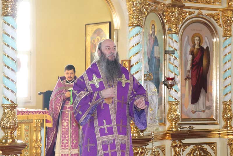 Епископ Ириней возглавил Божественную литургию в Петропавловском соборе Новотроицка