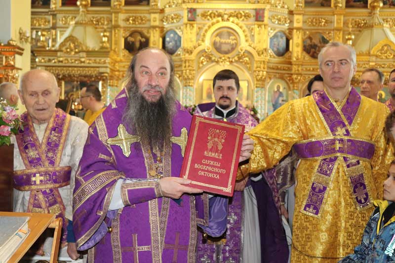 Епископ Ириней возглавил Божественную литургию в Петропавловском соборе Новотроицка