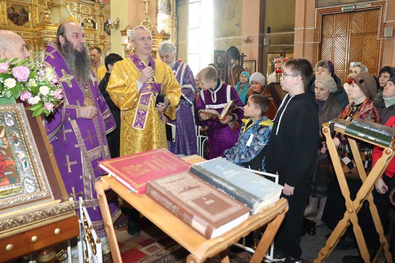 Епископ Ириней возглавил Божественную литургию в Петропавловском соборе Новотроицка