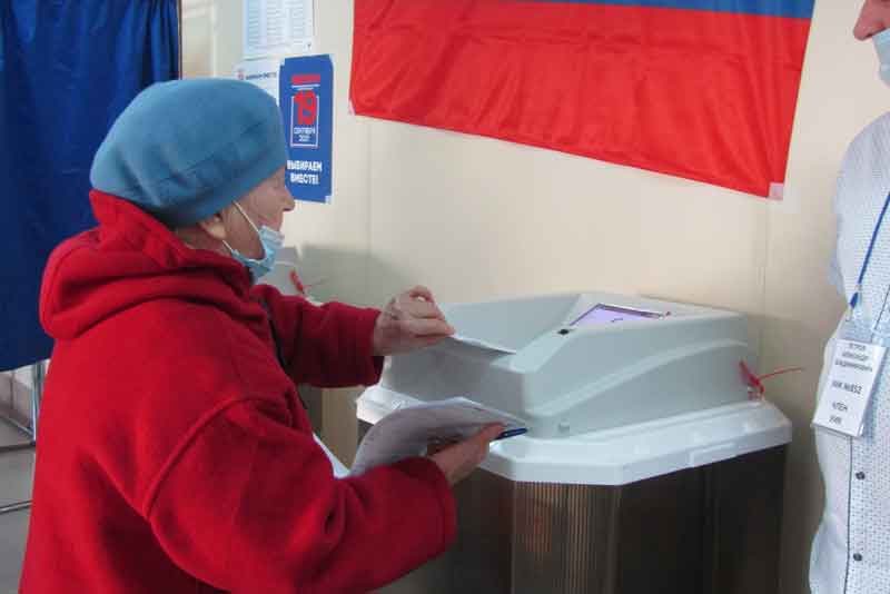 Новотройчане активно идут на выборы с самого утра