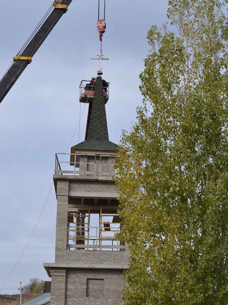 На колокольне храма Андрея Первозванного установлен крест (фото)