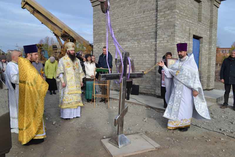 На колокольне храма Андрея Первозванного установлен крест (фото)