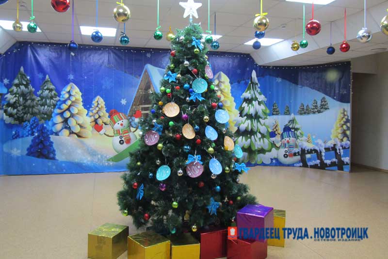 Глава Новотроицка Денис Меньшиков отправил новогодний подарок девочке из Перевальского района ЛНР