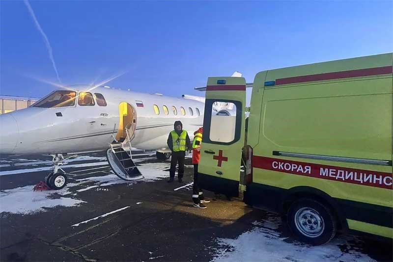 В медицинский исследовательский центр Санкт-Петербурга специальным медицинским самолетом доставили из Оренбуржья трех пациентов с угрожающими жизни состояниями