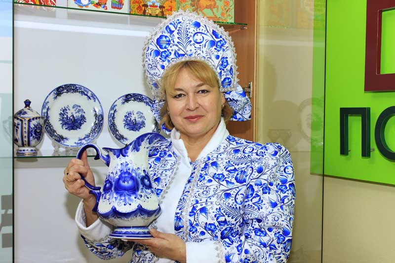 В новотроицкой Библиотеке семейного чтения организовали выставку произведений гжельских мастеров из частных коллекций любителей самобытного промысла