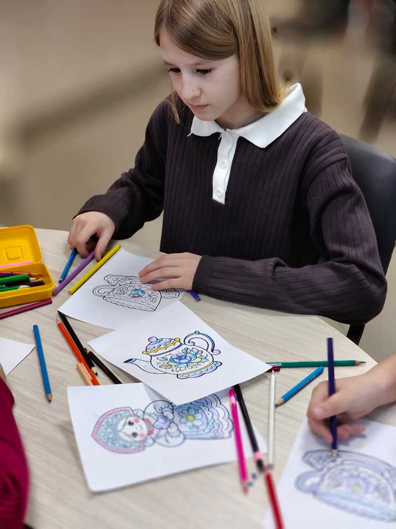 В новотроицкой Библиотеке семейного чтения организовали выставку произведений гжельских мастеров из частных коллекций любителей самобытного промысла