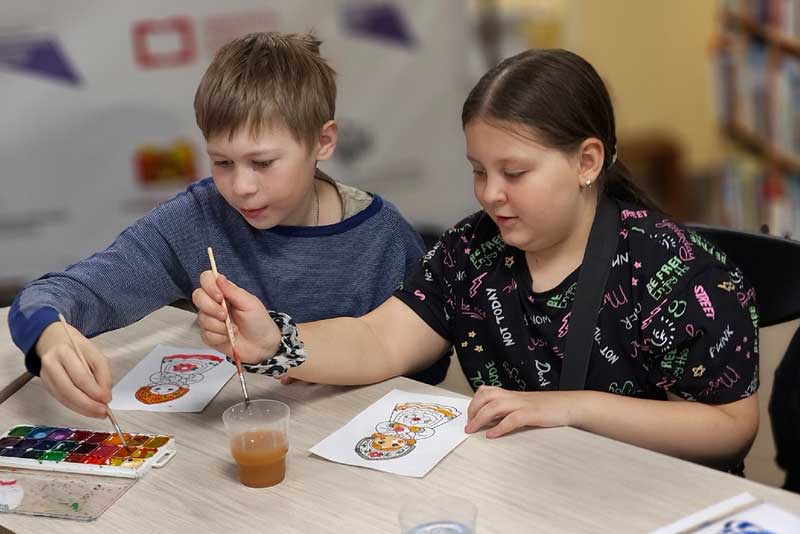 В новотроицкой Библиотеке семейного чтения организовали выставку произведений гжельских мастеров из частных коллекций любителей самобытного промысла