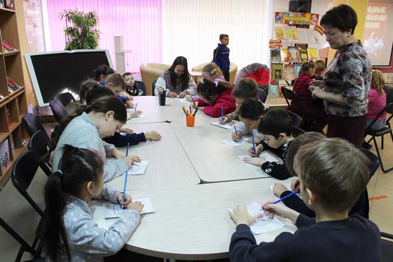 В новотроицкой Библиотеке семейного чтения организовали выставку произведений гжельских мастеров из частных коллекций любителей самобытного промысла