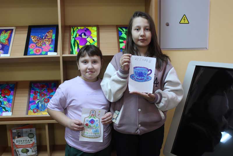 В новотроицкой Библиотеке семейного чтения организовали выставку произведений гжельских мастеров из частных коллекций любителей самобытного промысла