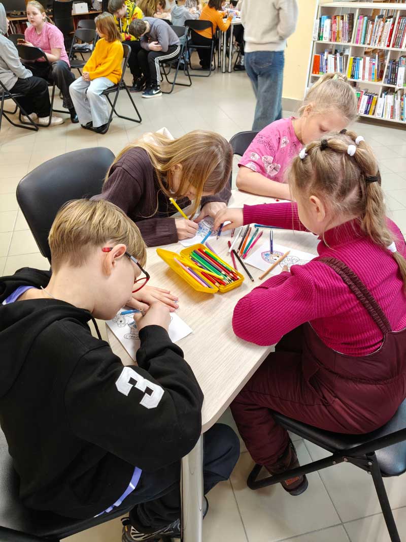 В новотроицкой Библиотеке семейного чтения организовали выставку произведений гжельских мастеров из частных коллекций любителей самобытного промысла