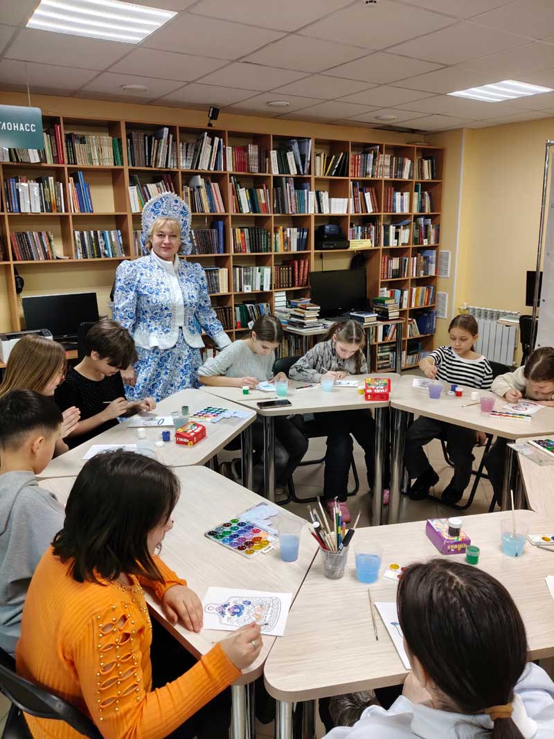 В новотроицкой Библиотеке семейного чтения организовали выставку произведений гжельских мастеров из частных коллекций любителей самобытного промысла