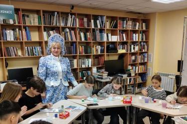 В новотроицкой Библиотеке семейного чтения организовали выставку произведений гжельских мастеров из частных коллекций любителей самобытного промысла