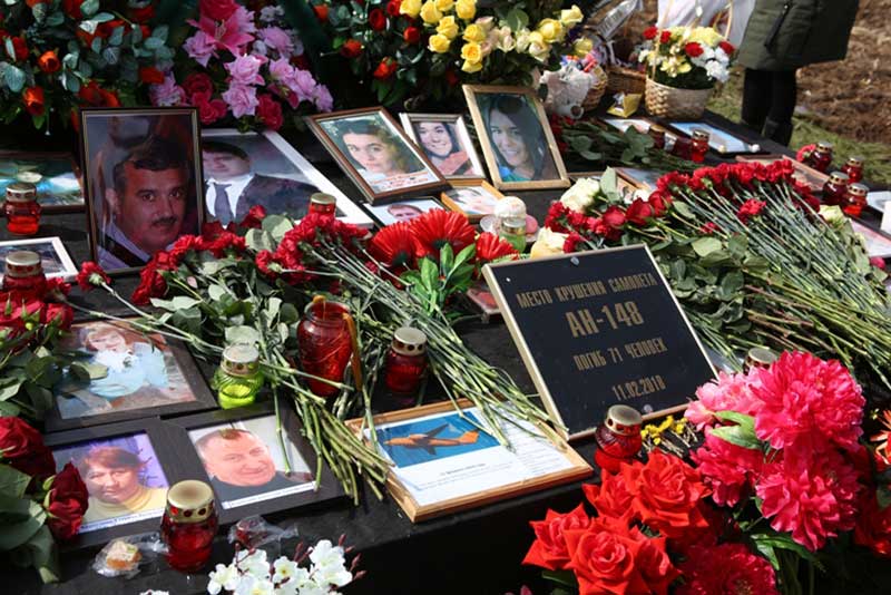 Родственники погибших в авиакатастрофе АН-148 приняли участие в поминальной службе на месте трагедии в Подмосковье