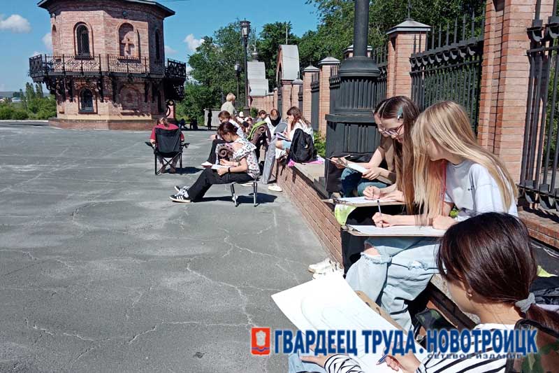 Юные художники Новотроицка искали вдохновение на свежем воздухе