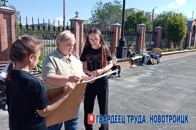 Юные художники Новотроицка искали вдохновение на свежем воздухе
